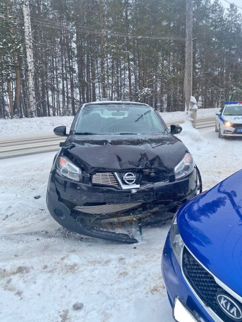 В Ухте возле дома 45 по ул. Загородная произошло столкновение Kia Cerato и Nissan Qashqai